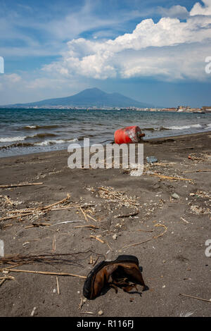 Verschmutzten Strand in Castellammare di Stabia Italien Stockfoto