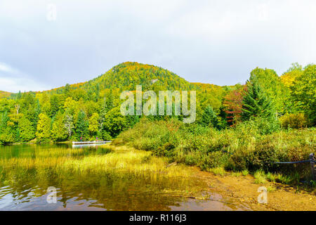 Lac-Superieur, Kanada - 29 September, 2018: Blick von Monroe See, mit Besuchern, und falllaub Farben in Mont Tremblant, Quebec, Canad Stockfoto