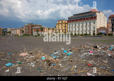 Verschmutzten Strand in Castellammare di Stabia Italien Stockfoto