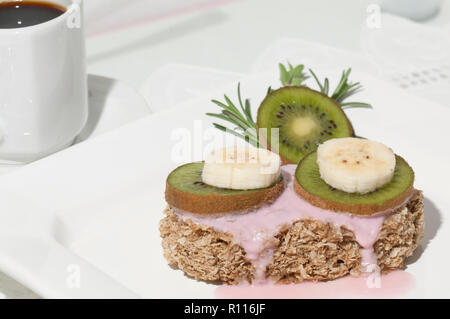 Weetabix mit Banane, Kiwi Obst und Joghurt Stockfoto