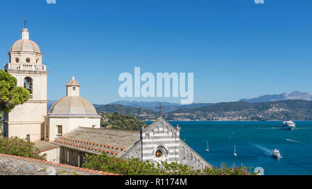 Das Heiligtum der Weißen Madonna, früher der Pfarrkirche San Lorenzo mit der Golf der Poeten im Hintergrund, Portovenere, Ligurien, Italien Stockfoto