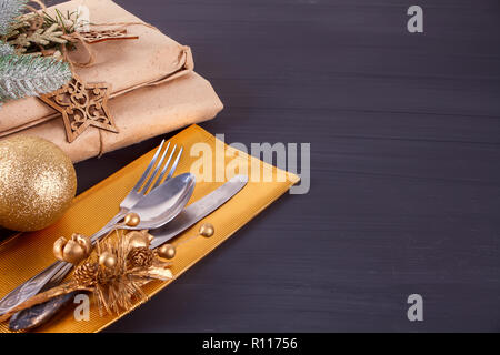 Weihnachten Tischdekoration mit Besteck und Dekoration auf Holztisch. Weihnachten Hintergrund. Stockfoto