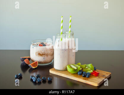 Hausgemachten Smoothie mit frischen Beeren und Früchte auf einem Holztisch Stockfoto