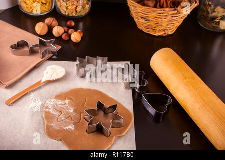 Der Prozess der backen Weihnachtsplätzchen zu Hause Stockfoto
