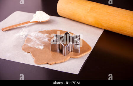 Der Prozess der backen Weihnachtsplätzchen zu Hause Stockfoto