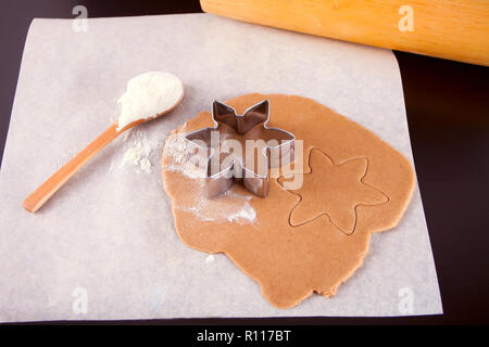 Der Prozess der backen Weihnachtsplätzchen zu Hause Stockfoto