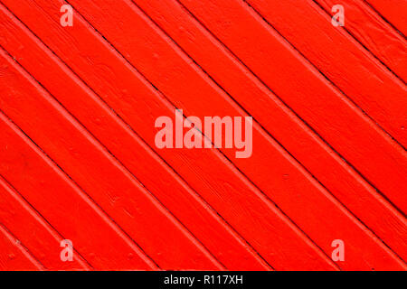 Alte grungy und verwitterte rot orange lackierten Holz- wand Plank diagonal auf den Rahmen so einfach gesättigten intensiv farbigen Holz Oberflächenstruktur backgr Stockfoto