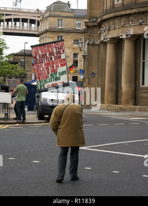 Alte Mann, Plakat, mit handbemalten Gott Nachrichten. Die Straßen von Newcastle, England. Stockfoto