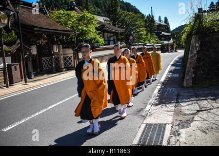 Gruppe der weiblichen Mönche wandern in den Straßen von koyasan oder Mount Koya, ein riesiger Tempel Siedlung in der Präfektur Wakayama Stockfoto