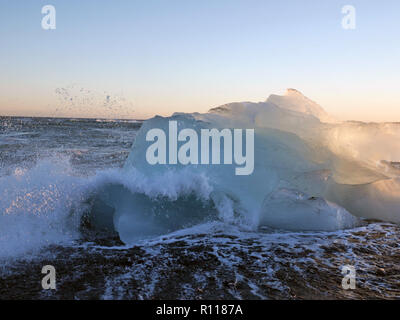 Wellen auf Eisberg auf Diamond Beach, Island Stockfoto