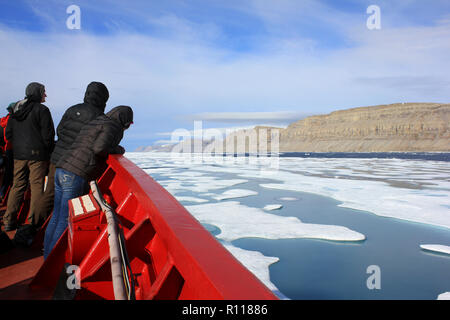 Wissenschaftler am Bug der CCGS Amundsen als sie bricht durch das Eis in Lancaster Sound, der Kanadischen Arktis Stockfoto