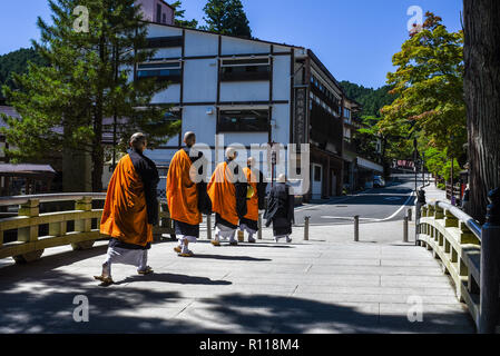 Gruppe Buddhistischer Mönche die Straßen von koyasan oder Mount Koya, Tempel Siedlung in der Präfektur Wakayama südlich von Osaka Stockfoto