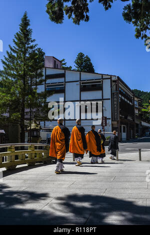 Gruppe Buddhistischer Mönche die Straßen von koyasan oder Mount Koya, Tempel Siedlung in der Präfektur Wakayama südlich von Osaka Stockfoto