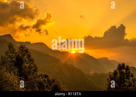 Sonnenuntergang in Garhwal, Uttrakhand Stockfoto