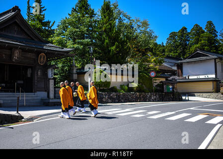 Gruppe Buddhistischer Mönche die Straßen von koyasan oder Mount Koya, Tempel Siedlung in der Präfektur Wakayama südlich von Osaka Stockfoto