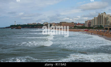 Grand Plage von Biarritz während einer stürmischen Tag, Leuchtturm auf der Rückseite Stockfoto