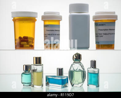 Verschiedene Arten von kosmetischen Verpackungen und Medikamente auf weißem Hintergrund Stockfoto