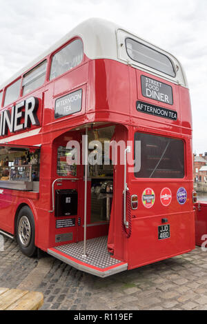 In einem umgebauten London Bus Dienst Street Food in der Royal Albert Dock in Liverpool Stockfoto