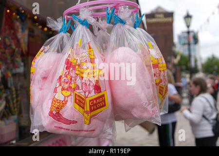 Einem Straßenhändler verkaufen Zuckerwatte und Popcorn aus einer umgebauten Rosa van am Albert Dock in Liverpool Stockfoto