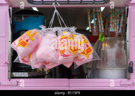 Einem Straßenhändler verkaufen Zuckerwatte und Popcorn aus einer umgebauten Rosa van am Albert Dock in Liverpool Stockfoto