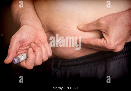 Man tägliche Dosis Insulin in den Bauch, konzeptionelle Bild Stockfoto