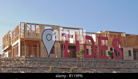 Neue baukonstruktion der Vine Street in Oceanside, Kalifornien, USA im November 2018. Eine Wohnanlage, die benannt werden soll Gezeiten Stockfoto