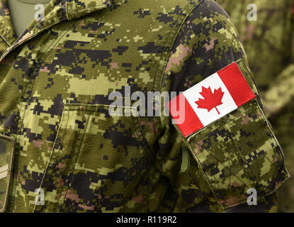 Kanadische Truppen. Kanadische Armee. Kanada Flaggen auf Soldaten arm. Stockfoto