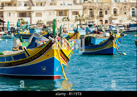 Traditionelle maltesische Luzzu im Hafen von Marsaxlokk. Stockfoto