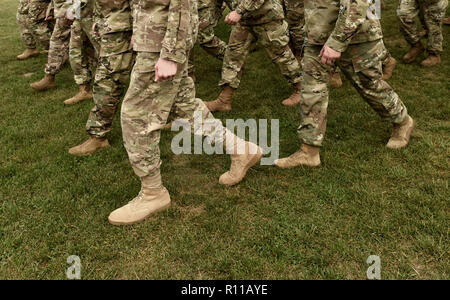 US-Soldaten Beine in grün Camouflage Military uniform. US-Truppen Stockfoto