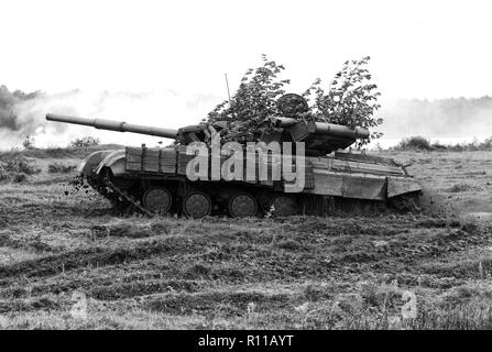 Militärische tank. Militärisches Konzept. Tank auf Übungen. BW Stockfoto