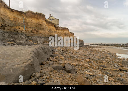 Haus am Rand der Klippe entfernt vom Meer gewaschen, Küstenerosion, globale Erwärmung, Anstieg des Meeresspiegels, Happisburgh Norfolk, Großbritannien Stockfoto