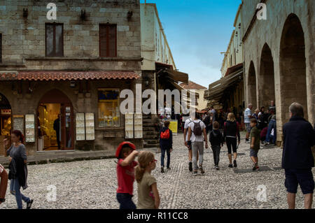 Eine Straßenszene in den gepflasterten Straßen der Altstadt von Rhodos, die Altstadt ist UNESCO-Weltkulturerbe und zieht Tausende von Touristen Stockfoto