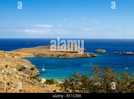 Das schöne kristallklare Wasser von Lindos Bay, direkt gegenüber der Stadt Lindos, Rhodos, Griechenland. Stockfoto