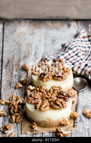 Zwei mini Nussbaum Käsekuchen auf hölzernen Tisch Stockfoto