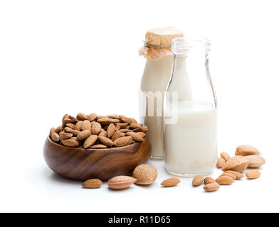 Mandel Milch in Glasflaschen isoliert auf weißem Stockfoto