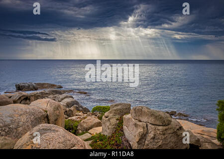 Schönen blauen Ozean Bild mit interessanten Wolken in einem spanischen Küsten, an der Costa Brava, in der Nähe der Stadt Palamos Stockfoto