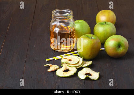 Hausgemachte Apfel Chips auf dem Tisch. Getrocknete Früchte. Gesunde Snack Stockfoto