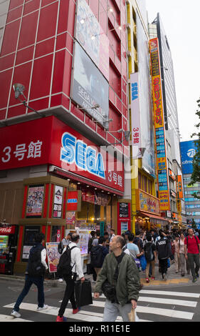 Menschen gehen in Akihabara, Tokio, Japan. Es ist ein beliebter Ort für Elektronik, Anime, Manga kaufen und hat viele Maid Cafes. Stockfoto