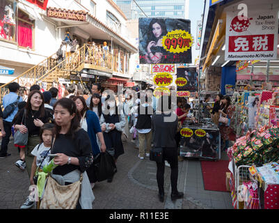 Menschen gehen auf Takeshita Straße in Tokio, Japan. Stockfoto