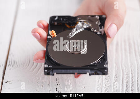 Frauen mit einer Festplatte HDD in den Händen Stockfoto