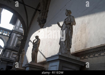 In der Loggia dei Lanzi Piazza della Signoria in Florenz, Italien, Europa Stockfoto