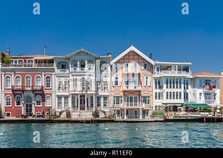 Istanbul, Türkei, 12. Juni 2012: Luxus Residenzen am Ufer des Bosporus. Stockfoto