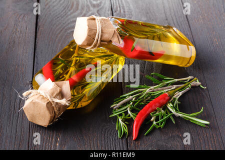 Öl Flaschen mit aromatischen Kräutern Stockfoto