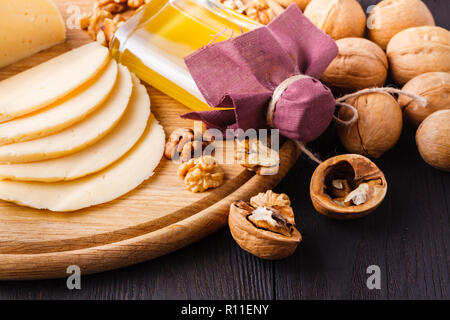 Walnüsse in der Schale, ohne Schale Walnüsse und Walnussöl. Es ist in der diätetischen und gesunde Ernährung verwendet. Die Quelle von Vitaminen und mehrfach ungesättigte Fettsäuren Stockfoto