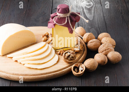 Walnüsse in der Schale, ohne Schale Walnüsse und Walnussöl. Es ist in der diätetischen und gesunde Ernährung verwendet. Die Quelle von Vitaminen und mehrfach ungesättigte Fettsäuren Stockfoto