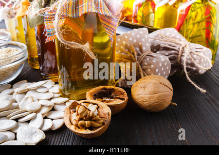 Walnüsse in der Schale, ohne Schale Walnüsse und Walnussöl. Es ist in der diätetischen und gesunde Ernährung verwendet. Die Quelle von Vitaminen und mehrfach ungesättigte Fettsäuren Stockfoto