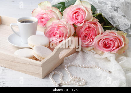 Hochzeit Ringe auf einem Wedding Bouquet Stockfoto