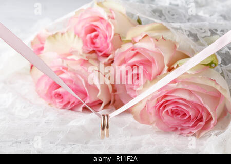 Hochzeit Ringe auf einem Wedding Bouquet Stockfoto