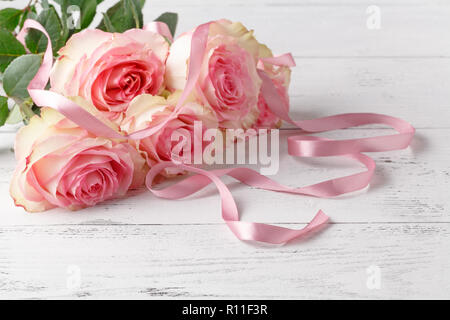 Hochzeit Ringe auf einem Wedding Bouquet Stockfoto