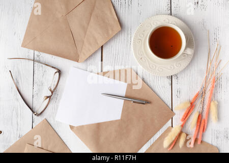 Herbst Hintergrund: getrocknete Blumen und Pflanzen mit leer stehenden Vorlage/leere Karte im Handwerk rustikalen Umschlag auf Weiß. Ansicht von oben. Flach. Stockfoto